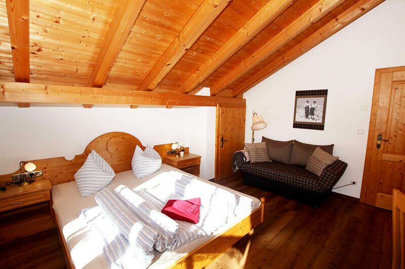 Schlafzimmer mit Doppelbett im Appartement Sonnenblume im Landershof